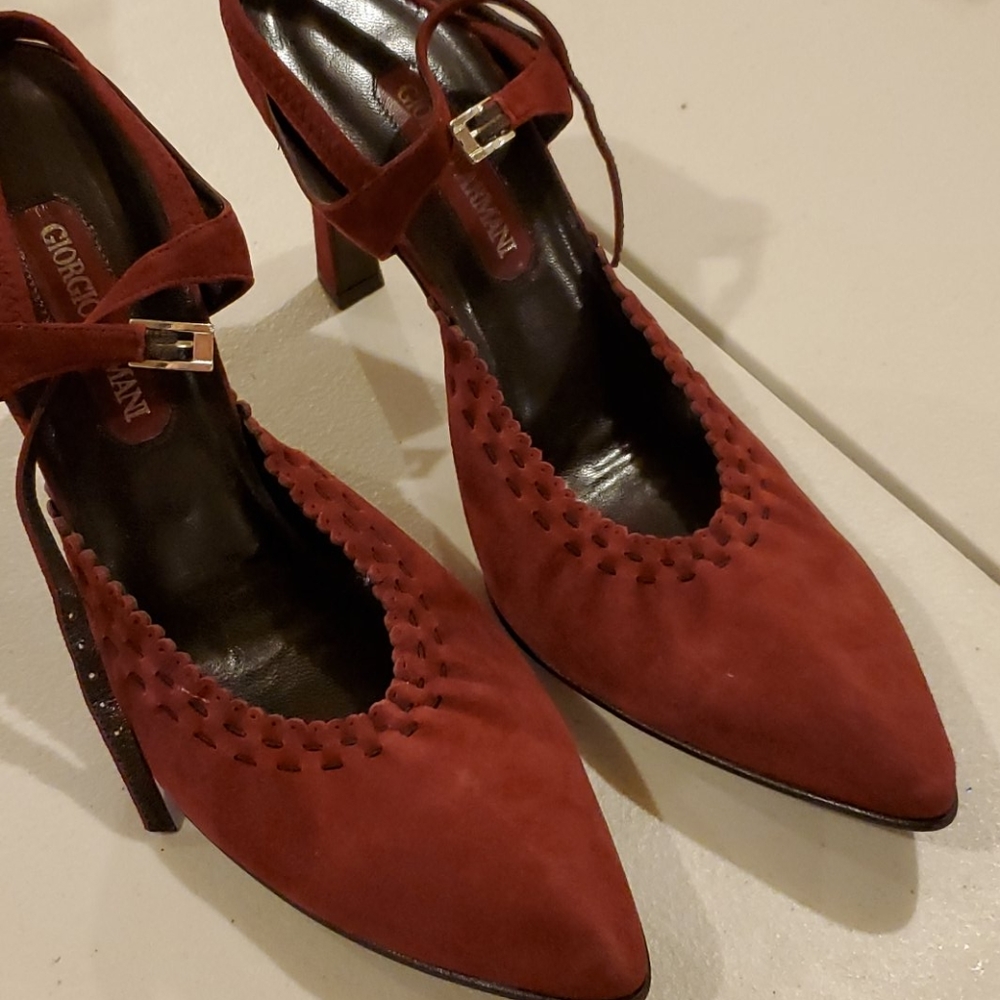 Suede pump